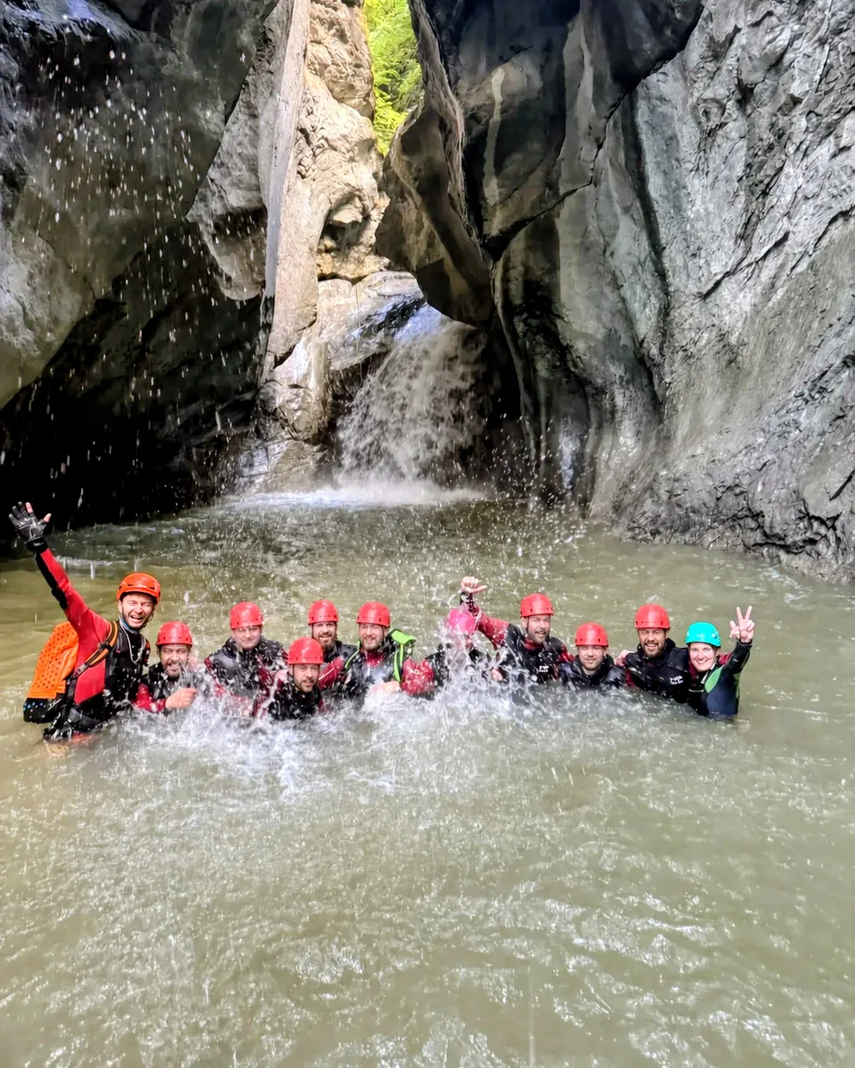 Canyoning-Gruppe mit Guides beim gemeinsamen Ausklang