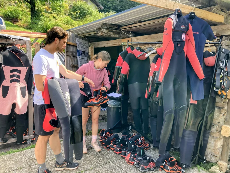 Ausgabe der Canyoning-Ausrüstung