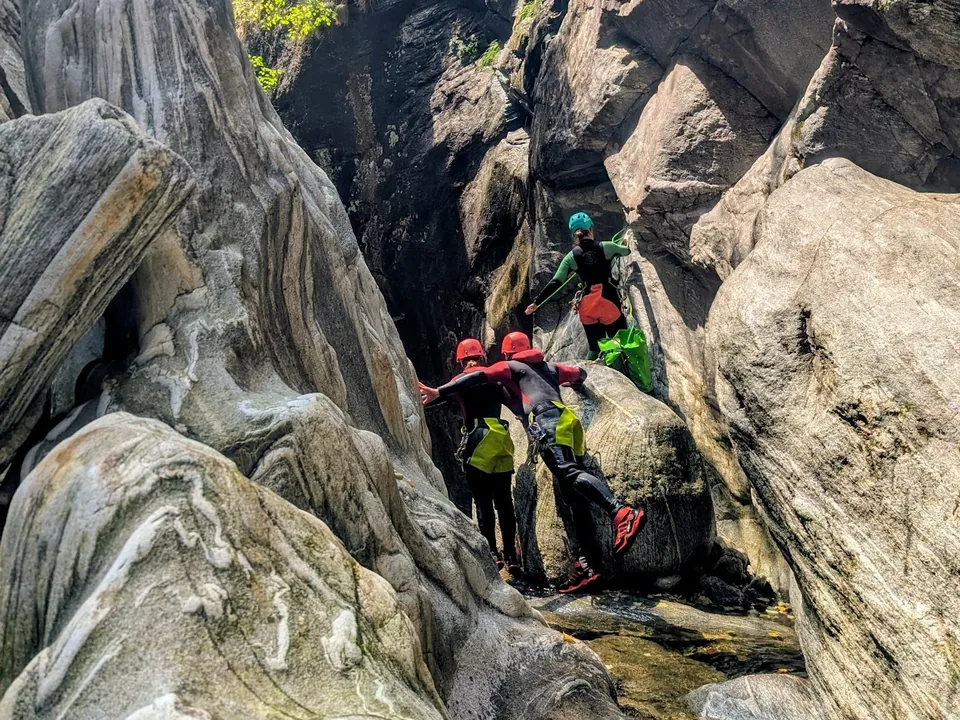 Guide begleitet Gäste beim Canyoning in der Kobelache